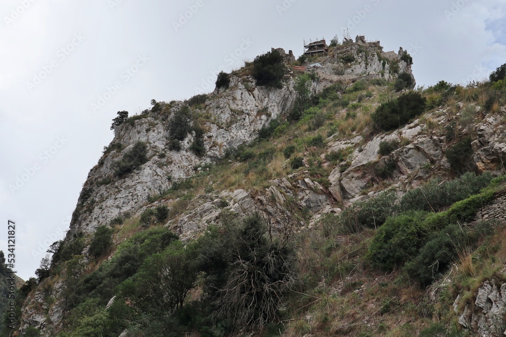 San Severino - Scorcio dei ruderi del castello dal ponte sul Fiume Mingardo