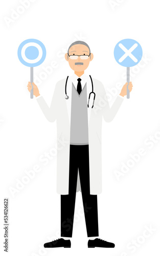 白衣のシニア男性医師がマルバツ棒を持つ・答え合わせのポーズ