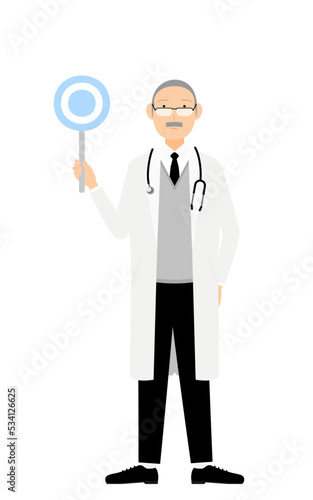 白衣のシニア男性医師がマルの棒を持つ・答え合わせのポーズ