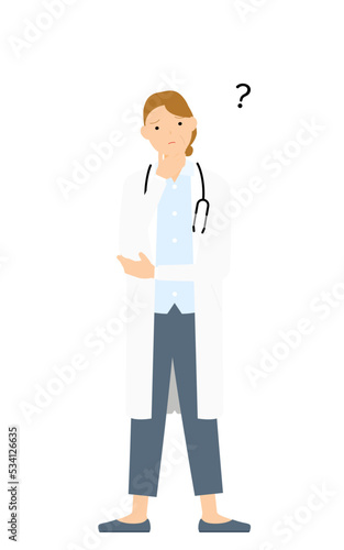 白衣のシニア女性医師が腕を組む・疑問を持つポーズ