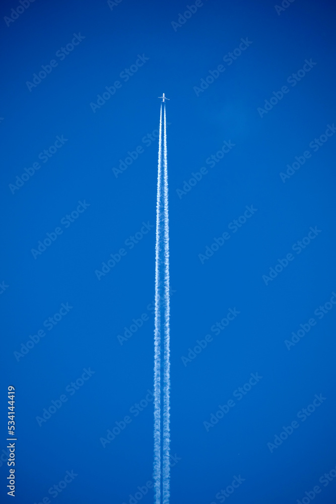 The trails in the sky that leave the planes in flight The trails in the sky that leave the planes in flight