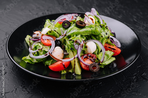 Salad with cherry tomatoes and mozzarella