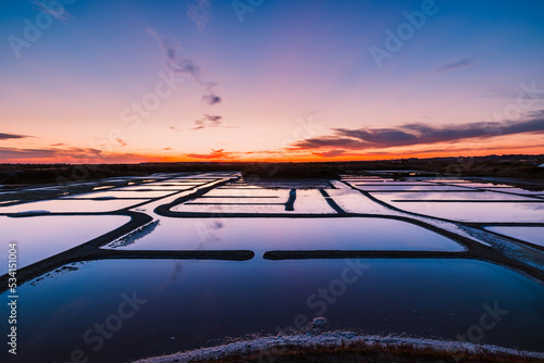 Marias salants de Guérande au coucher du soleil photo