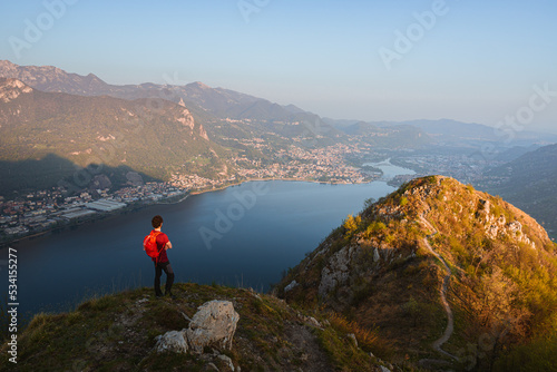 Φωτογραφία the alps, lakes and cities of brianza seen in the sunset light from the top of mount Barro, near the town of lecco, Italy - April 2022
