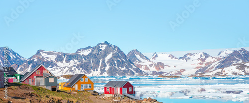 Foto Panoramic view of colorful Kulusuk village in East Greenland - Kulusuk, Greenlan