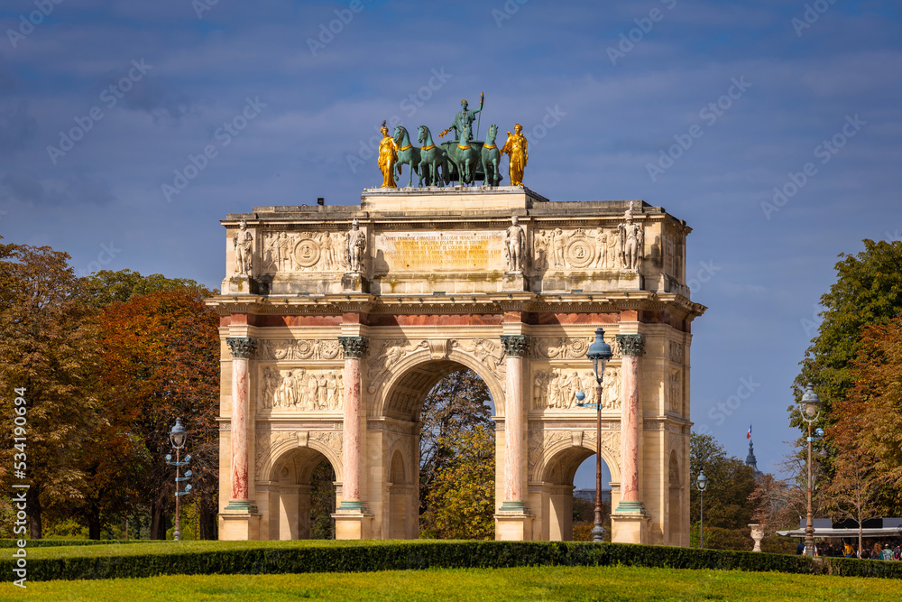 Fototapeta premium The Arc de Triomphe du Carrousel in Paris at autumn, France