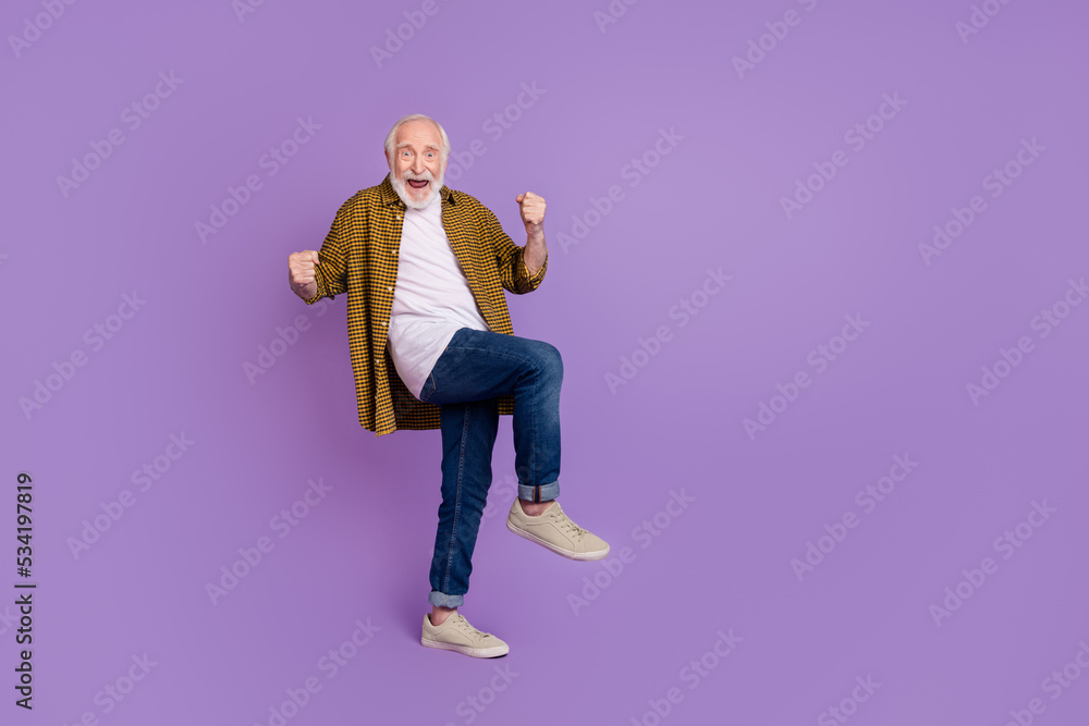 Full size photo of excited granddad white hair achieve goal yell wear stylish yellow plaid shirt isolated on lilac violet color background Full size photo of excited granddad white hair achieve goal yell wear stylish yellow plaid shirt isolated on lilac violet color background