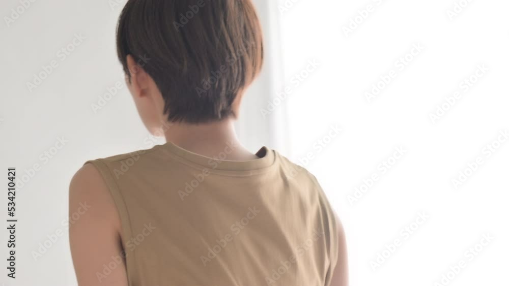 振り返って微笑む美人な女性 振り返って微笑む美人な女性