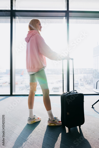 Fotografija A young woman while traveling at the airport