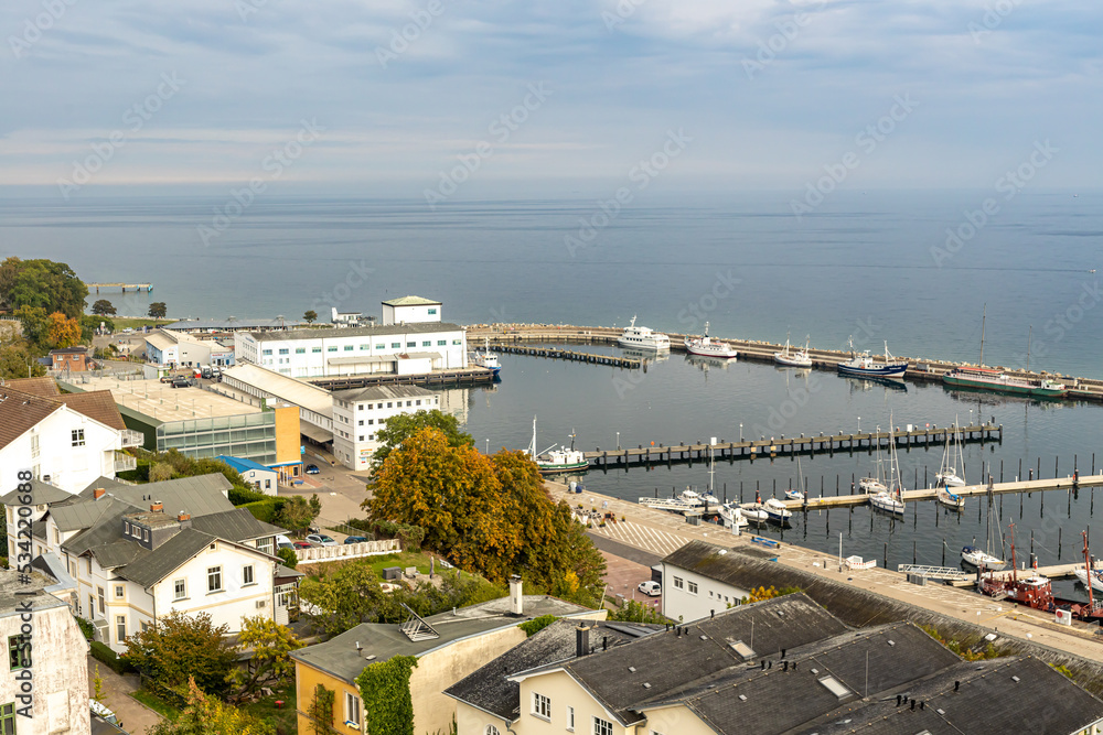 Hafen und Marina der Hafenstadt Sassnitz an der Ostsee auf der Insel Rügen