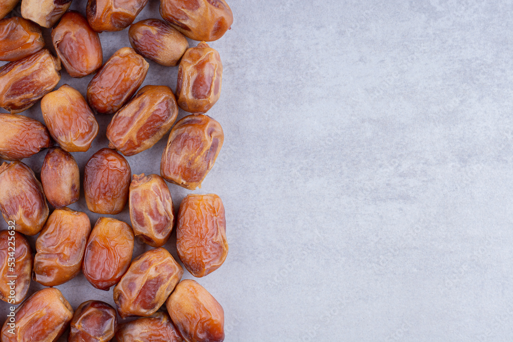 Obraz premium Dry dates isolated on concrete background