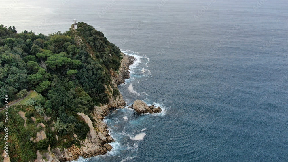 [DRONE] Fin de journée d'été à Getaria, entre port & falaises, dans le Pays Basque en Espagne