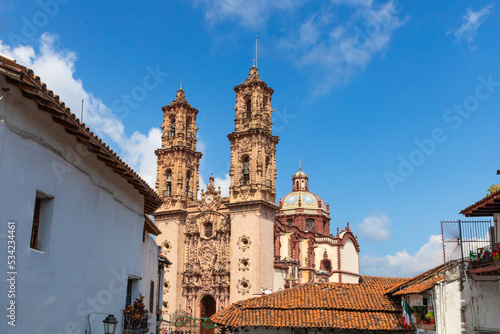 Vista de la Parroquia de Santa Prisca en un día soleado de verano, Taxco pueblo mágico.  photo