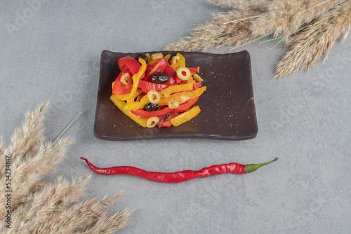 Canvas Print Multicolor bell pepper salad with black and green olives