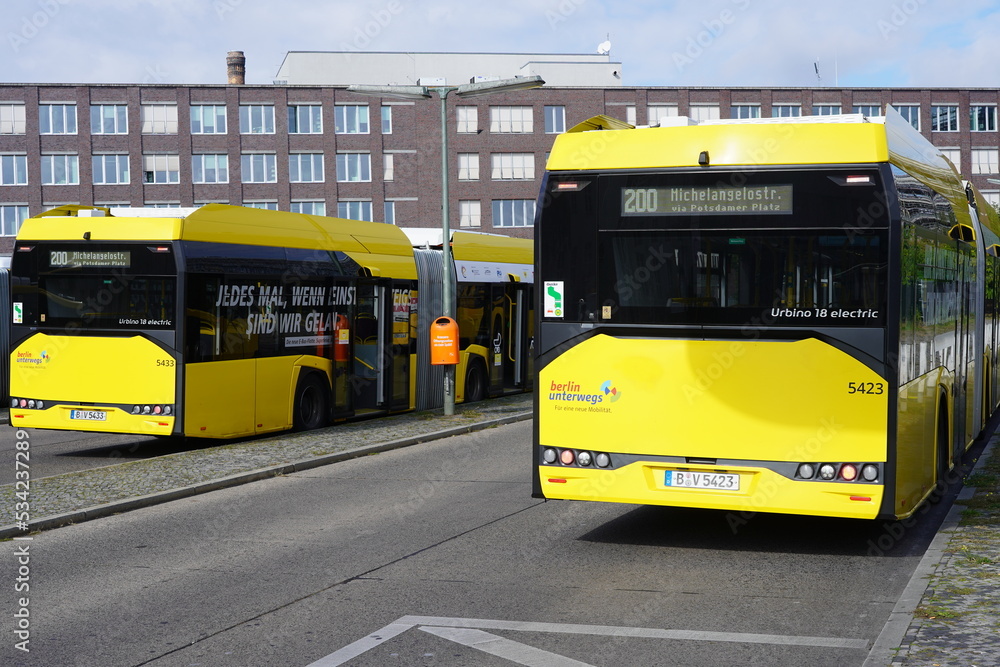 Zwei Urbino 18 Electric Gelenkbusse Der BVG An Der Betriebshaltestelle zwei-urbino-18-electric-gelenkbusse-der-bvg-an-der-betriebshaltestelle