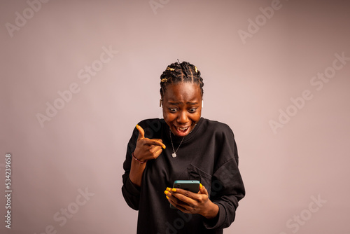 Foto Happy excited model using online app on cellphone