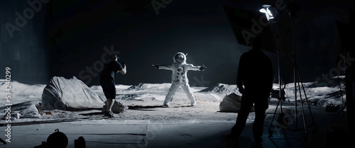 Foto WIDE Behind the scenes, cinematographer shooting viral video for social account on a large Moon landing set
