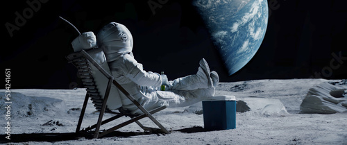 Foto Back view of lunar astronaut having a beer while resting in a beach chair on Moo