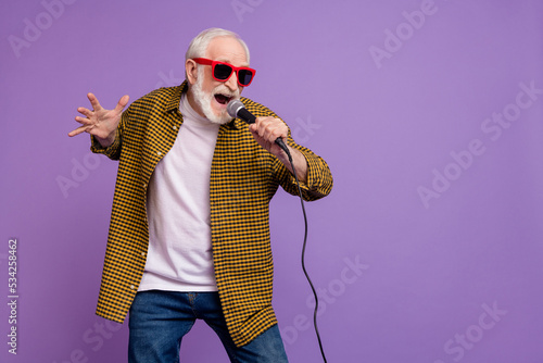 Foto Photo of handsome grandparent grey hair open mouth sing have fun wear trendy yel