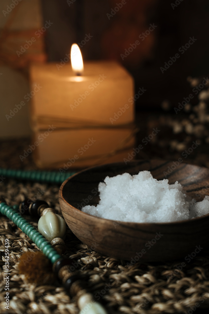 Bowl of aromatic salts for the body in a relaxing atmosphere with candles