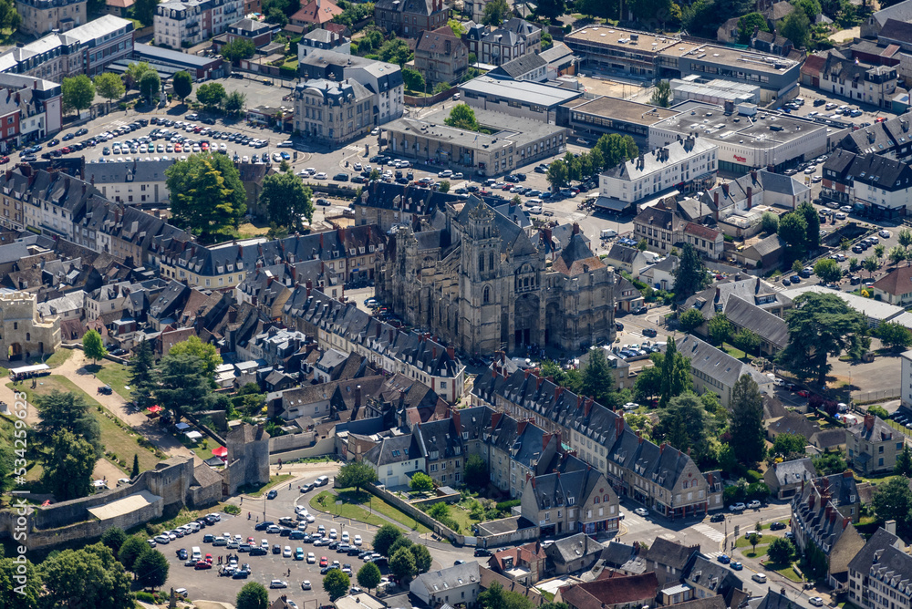 vue aérienne de Gisors dans l'Oise en France
