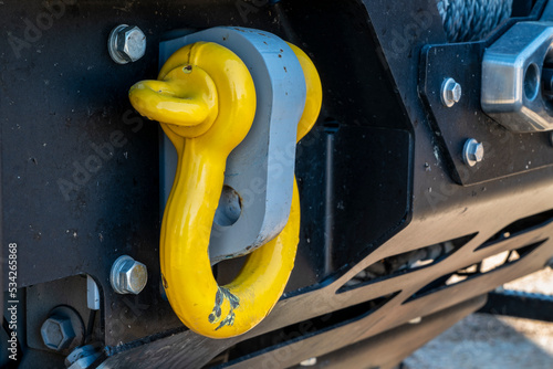 Fotografie heavy duty shackle and winch on a front bumper of off-road vehicle