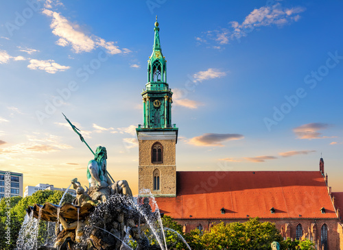 Obraz na płótnie The Neptune Fountain in front of St. Mary's Church in Berlin, Germany w salonie