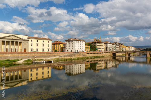 Obraz na płótnie Beautiful reflection of historical houses along the Arno river in Florence w salonie