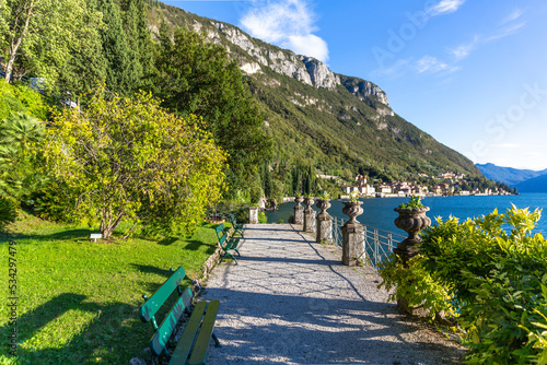 Obraz na płótnie Beautiful historic embankment in Varenna on Lake Como w salonie