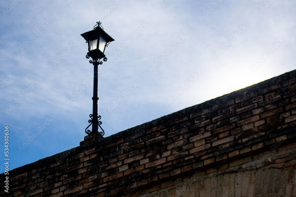 Farol sobre estructura colonial en Latinoamérica. 3