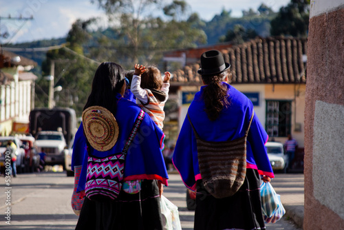 Foto Dos mujeres y un niño indígena de Latinoamérica caminando. 2