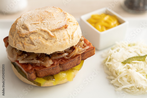 Leberkäsebrötchen mit Gurke und Zwiebeln
