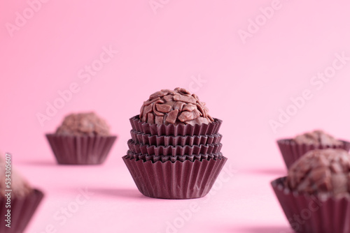 Brigadeiro de chocolate sobre fundo rosa photo