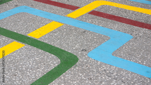 Líneas de colores en suelo de cemento © Darío Peña
