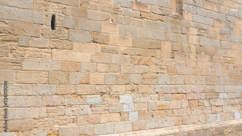 Pared de sillares de piedra en fachada monumental