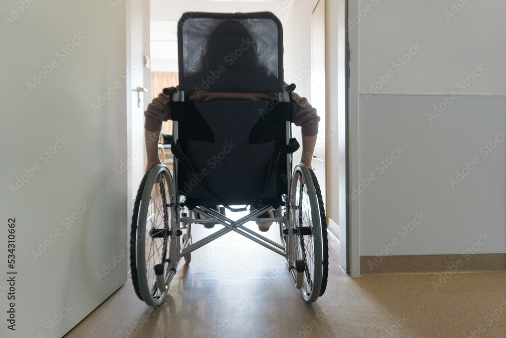 Fototapeta premium 車椅子 リハビリー 病室