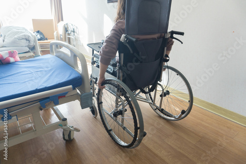 車椅子 リハビリー 病室