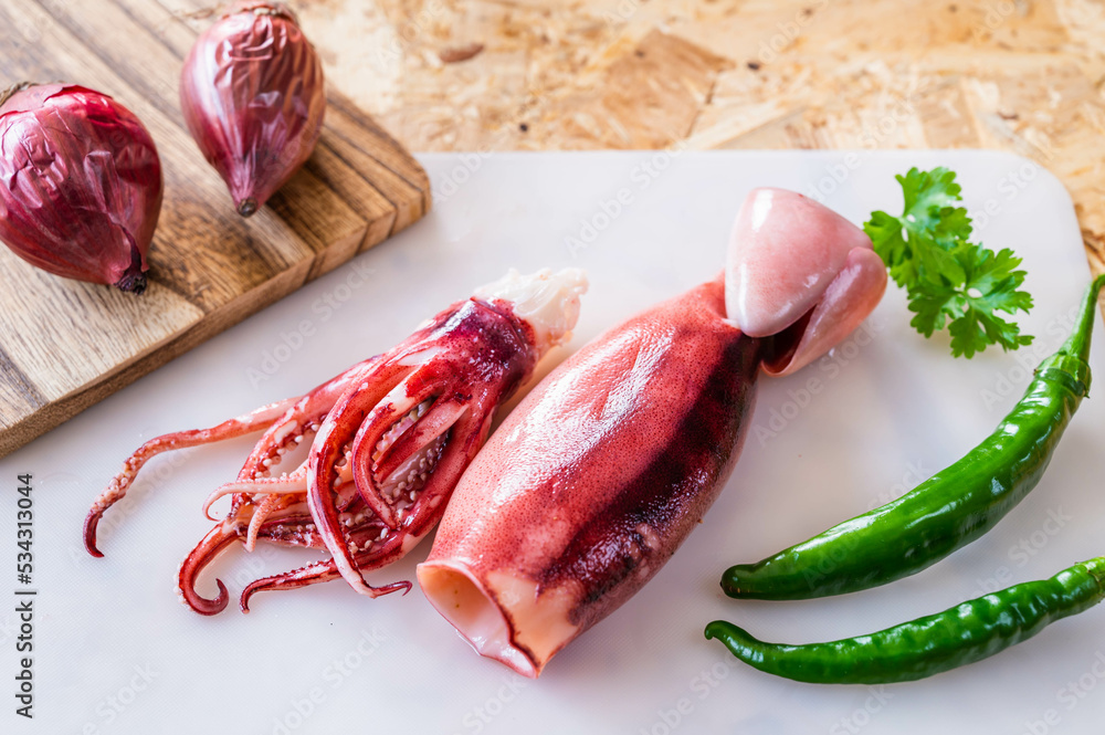 料理前のボイルしたイカとタコ StockFoto Adobe Stock