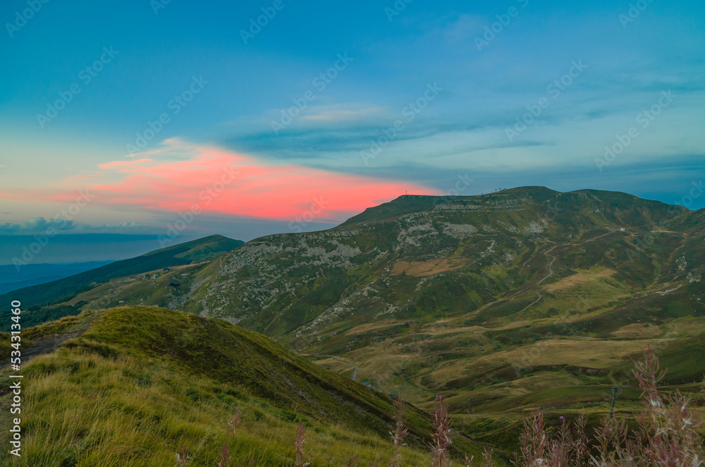 Paesaggio di montagna al tramonto in Appennino