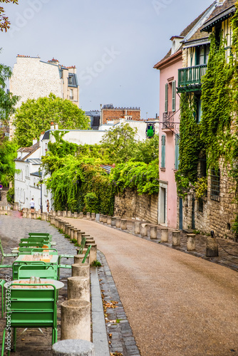 Paris neighborhoods while traveling and sightseeing