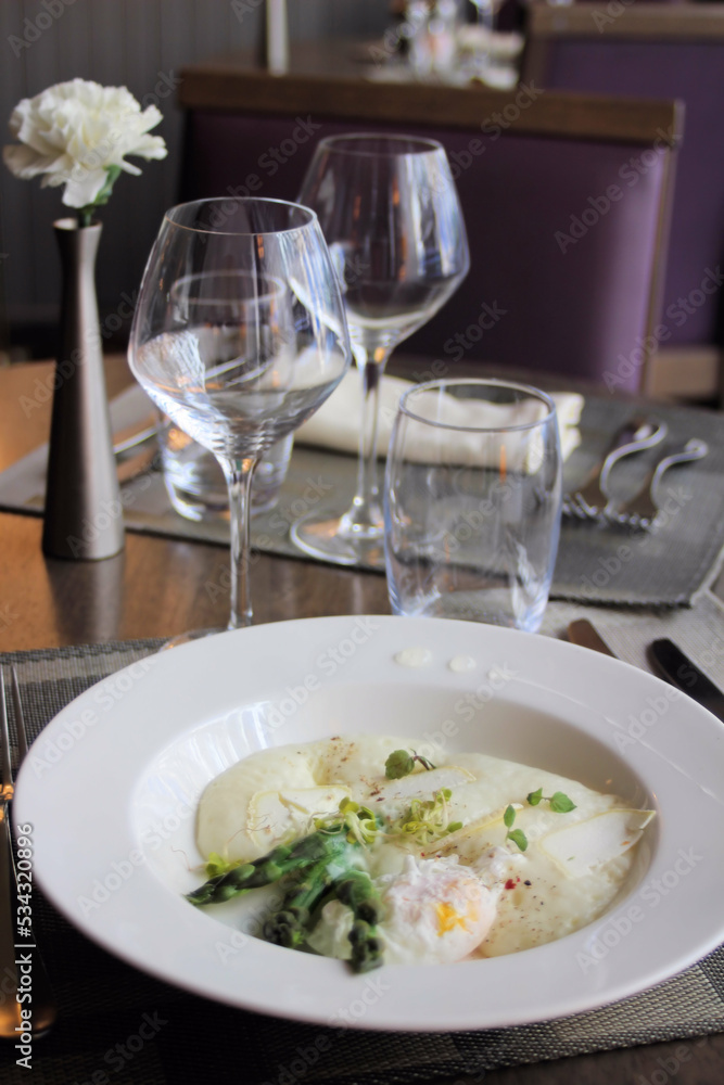 Oeuf poché, asperge verte et vaporeux de chavignol Oeuf poché, asperge verte et vaporeux de chavignol