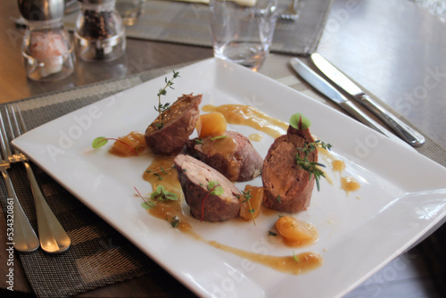 Ballotine de canard farci au foie gras et poire, sauce à la poire photo