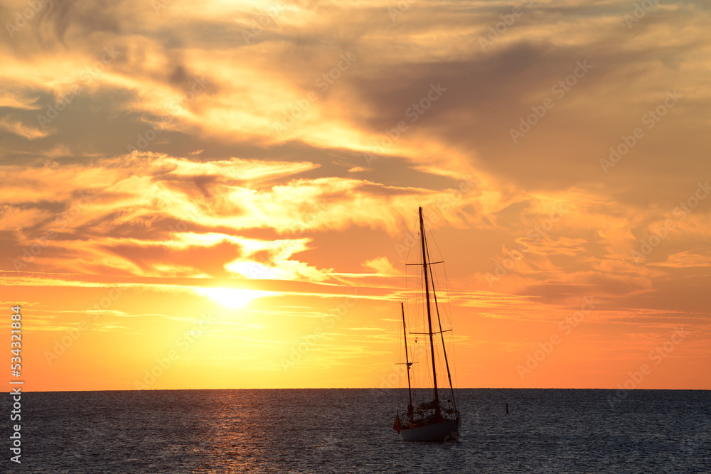 silhouette d'un voilier à l'ancre au coucher du soleil - Méditerranée