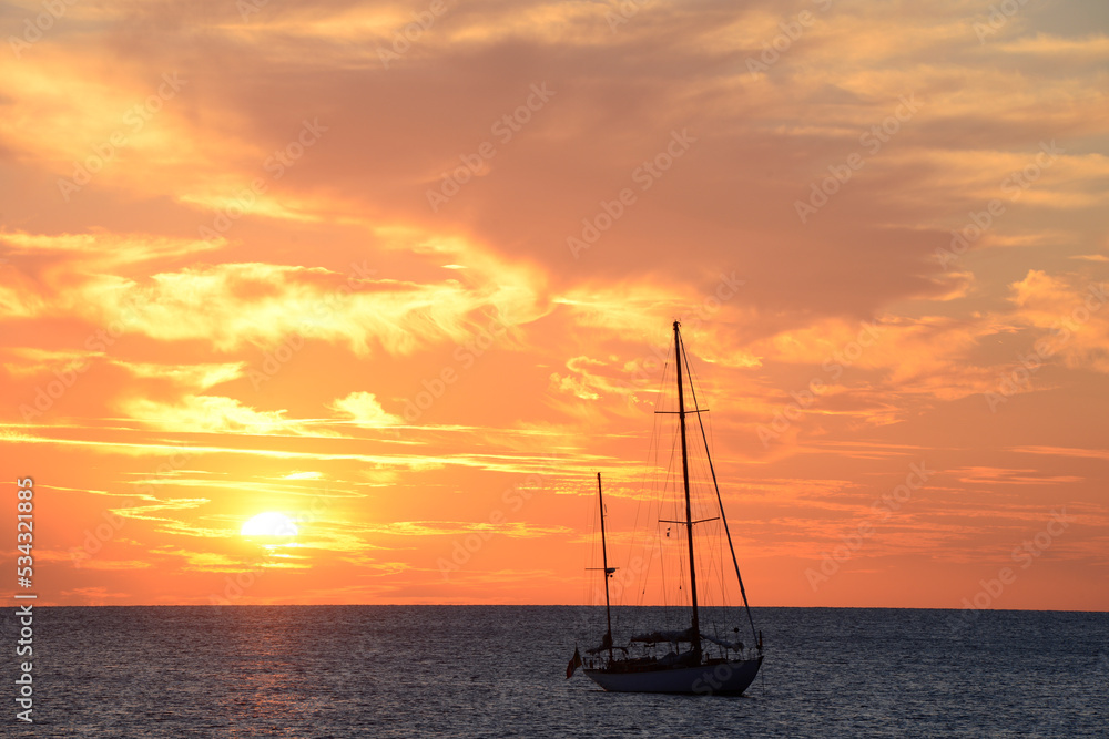 silhouette d'un bateau à voile au mouillage pendant le coucher de soleil - Méditerranée