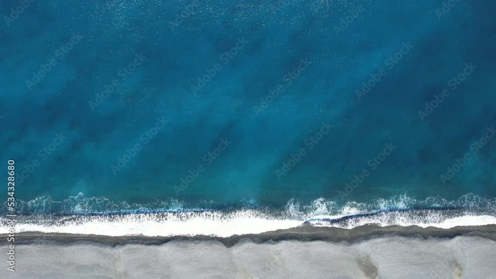 vagues cassant sur la plage de Nonza - Cap Corse