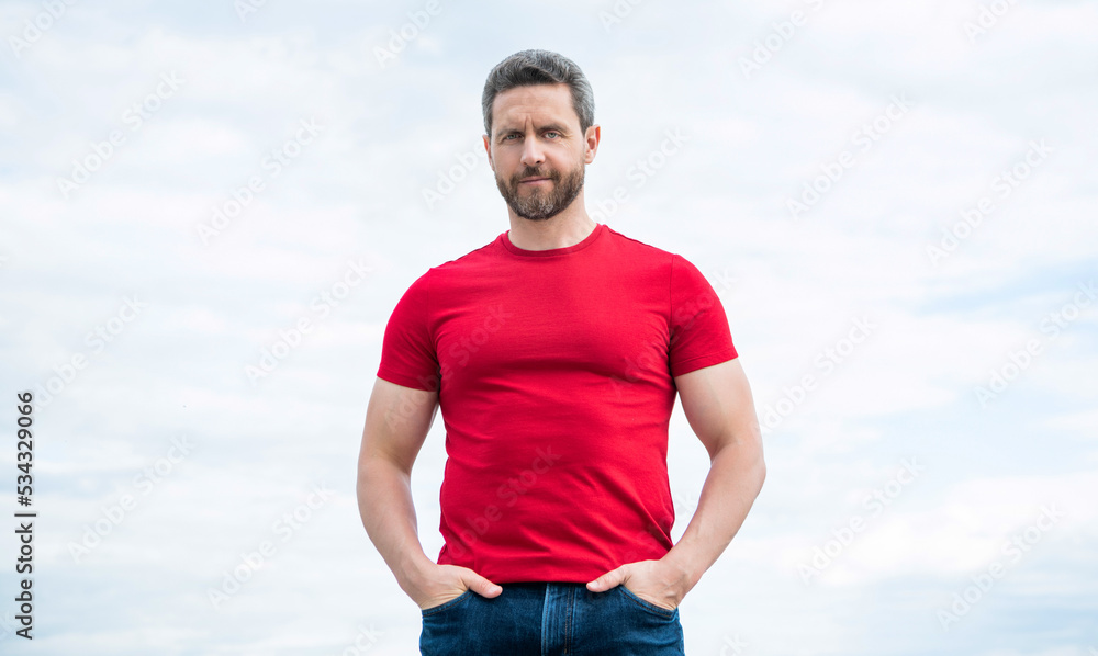 Fototapeta premium guy in red shirt outdoor on sky background