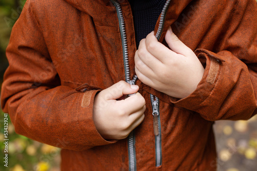Foto Children's hands zip up the jacket