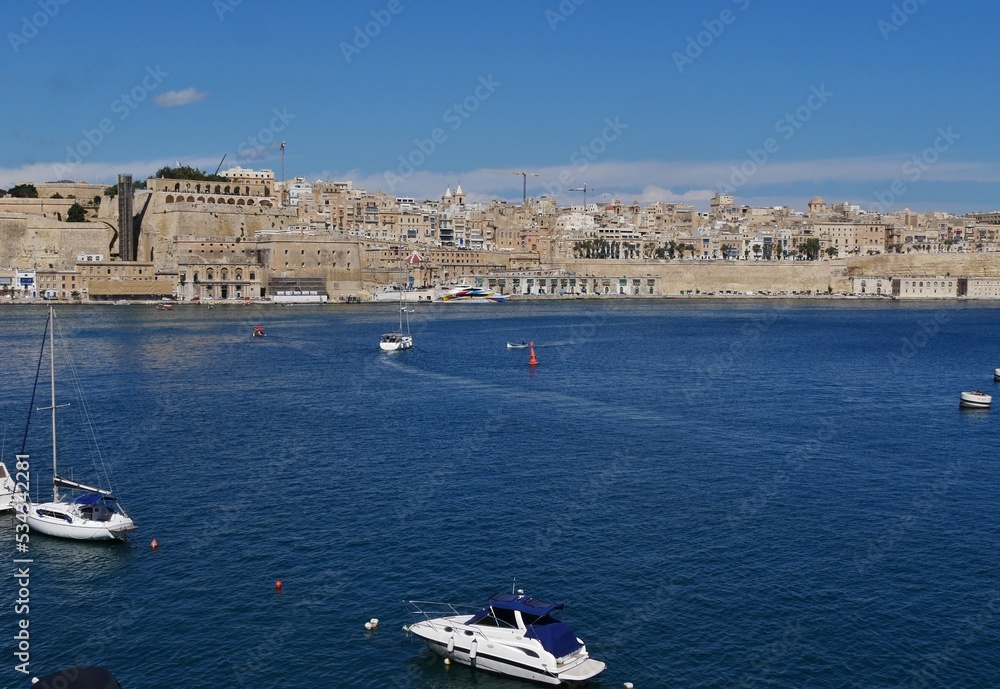 Küste von Valletta auf Malta im Sonnenlicht
