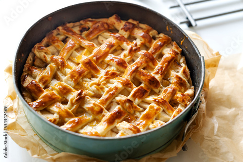 Leckeres, frisches Apfelkuchen im Backform