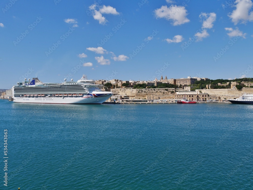 Fähre fährt vor Vallettas Küste